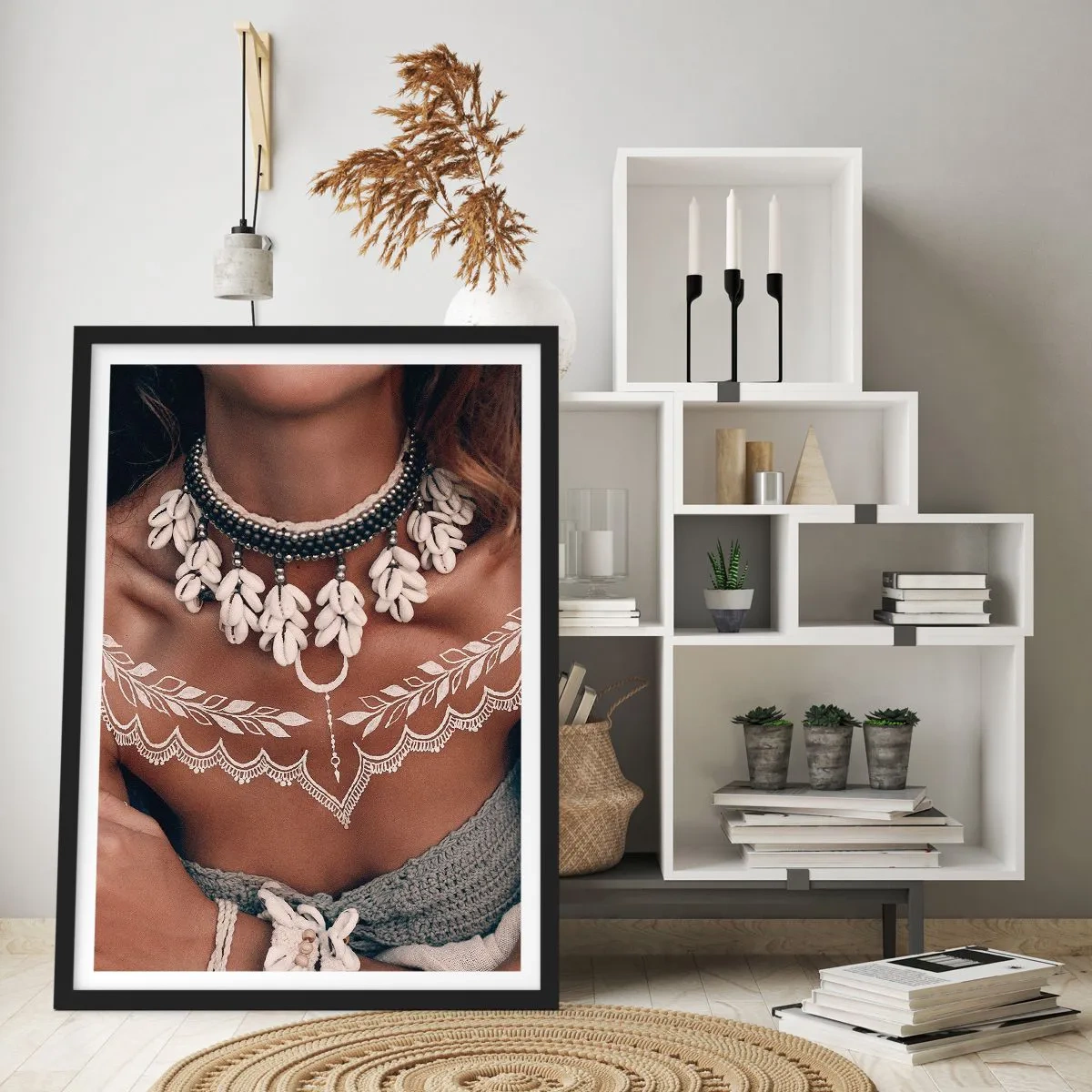 Affiche dans un cadre noir - Poster - Portrait d'une femme avec un collier de coquillages et un tatouage blanc - 50x70cm - Talismans, rituels de la féminité - Décoration murale moderne pour le salon et la chambre ARTTOR