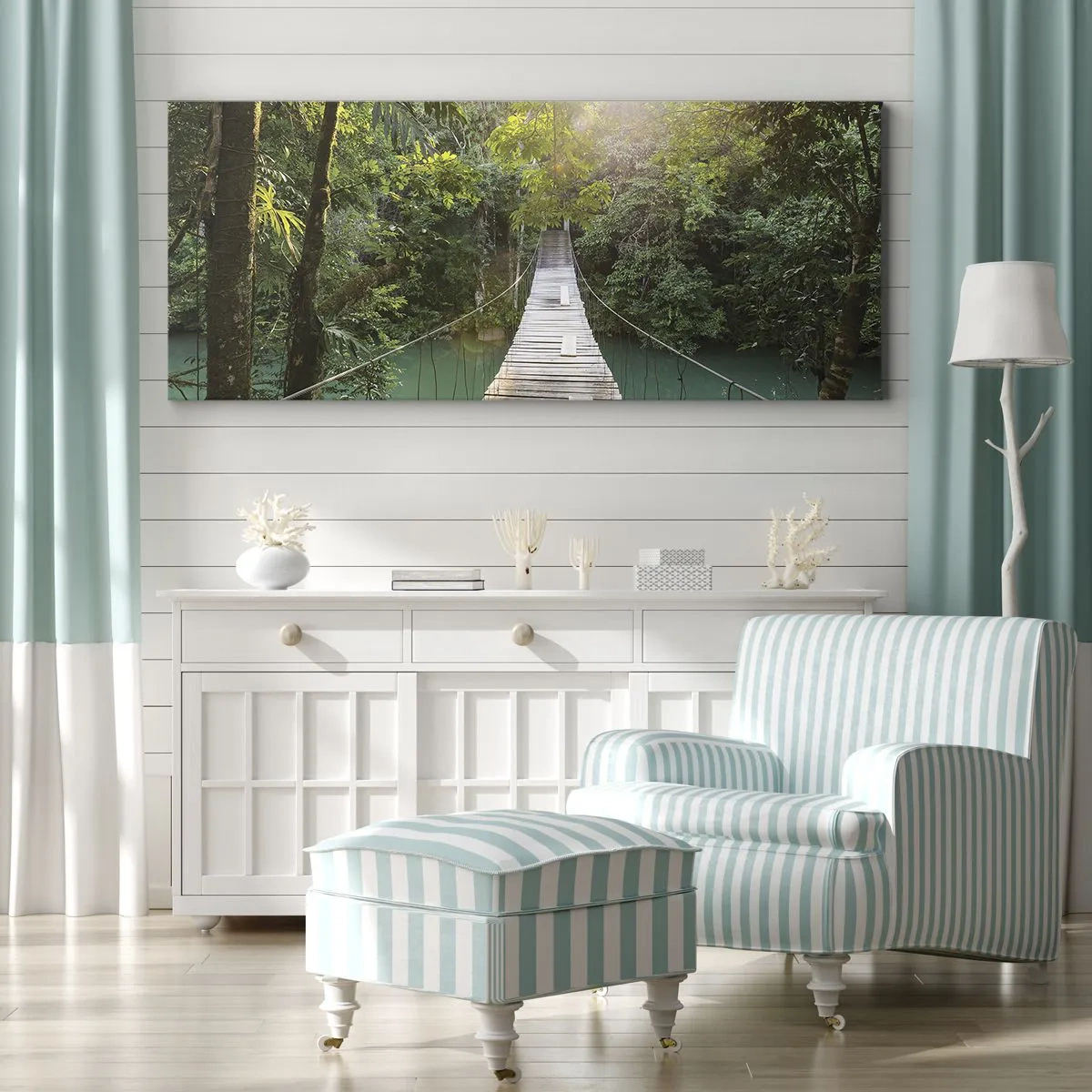 Impression sur toile - Image sur toile - Un pont suspendu dans une forêt tropicale illuminée par la lumière du soleil. - 120x50cm - De l'eau azur à la forêt azur - Décoration murale moderne pour le salon et la chambre ARTTOR