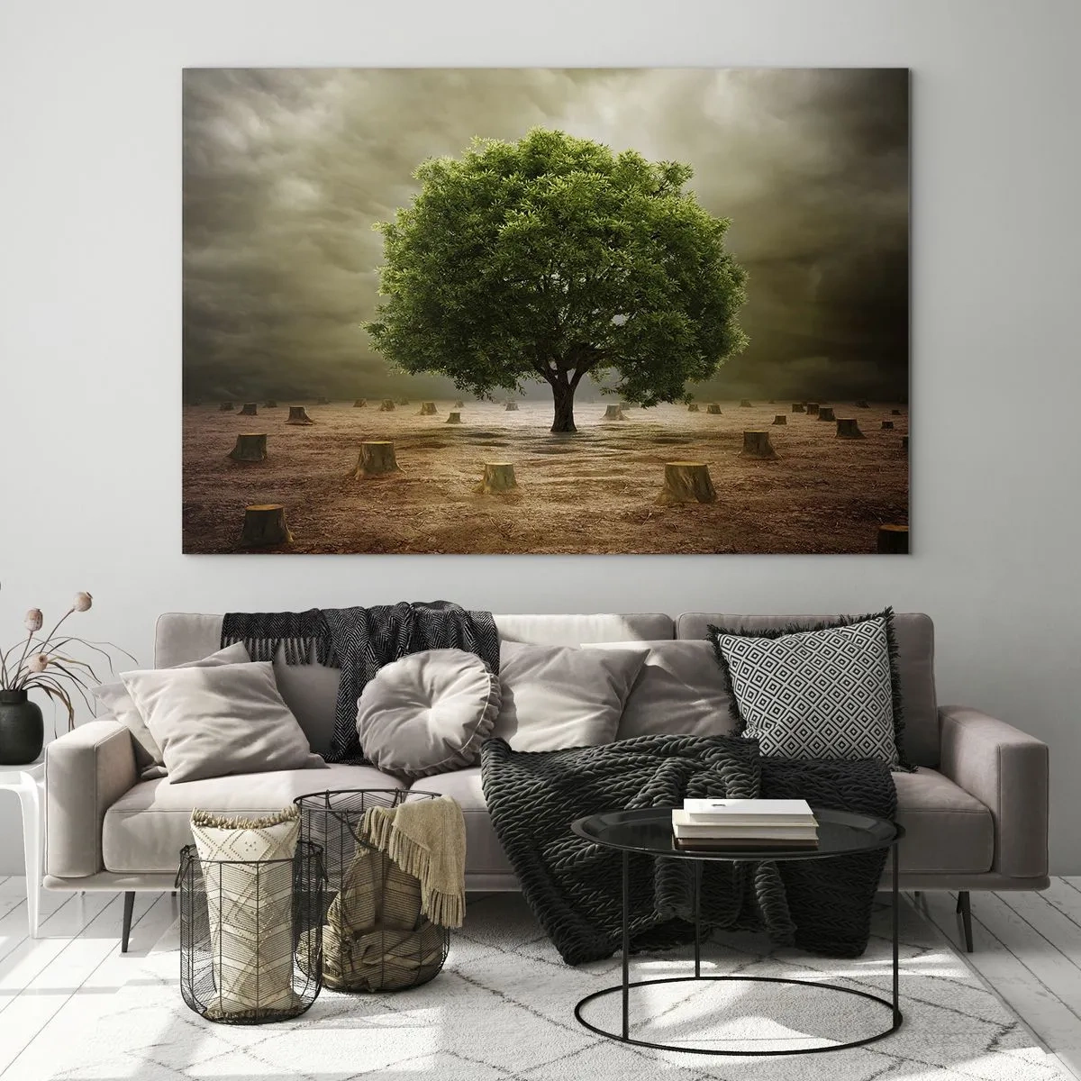 Impression sur verre - Image sur verre - Un arbre vert entouré de troncs contre un ciel sombre - 100x70cm - Tout l'espoir - Décoration murale moderne pour le salon et la chambre ARTTOR