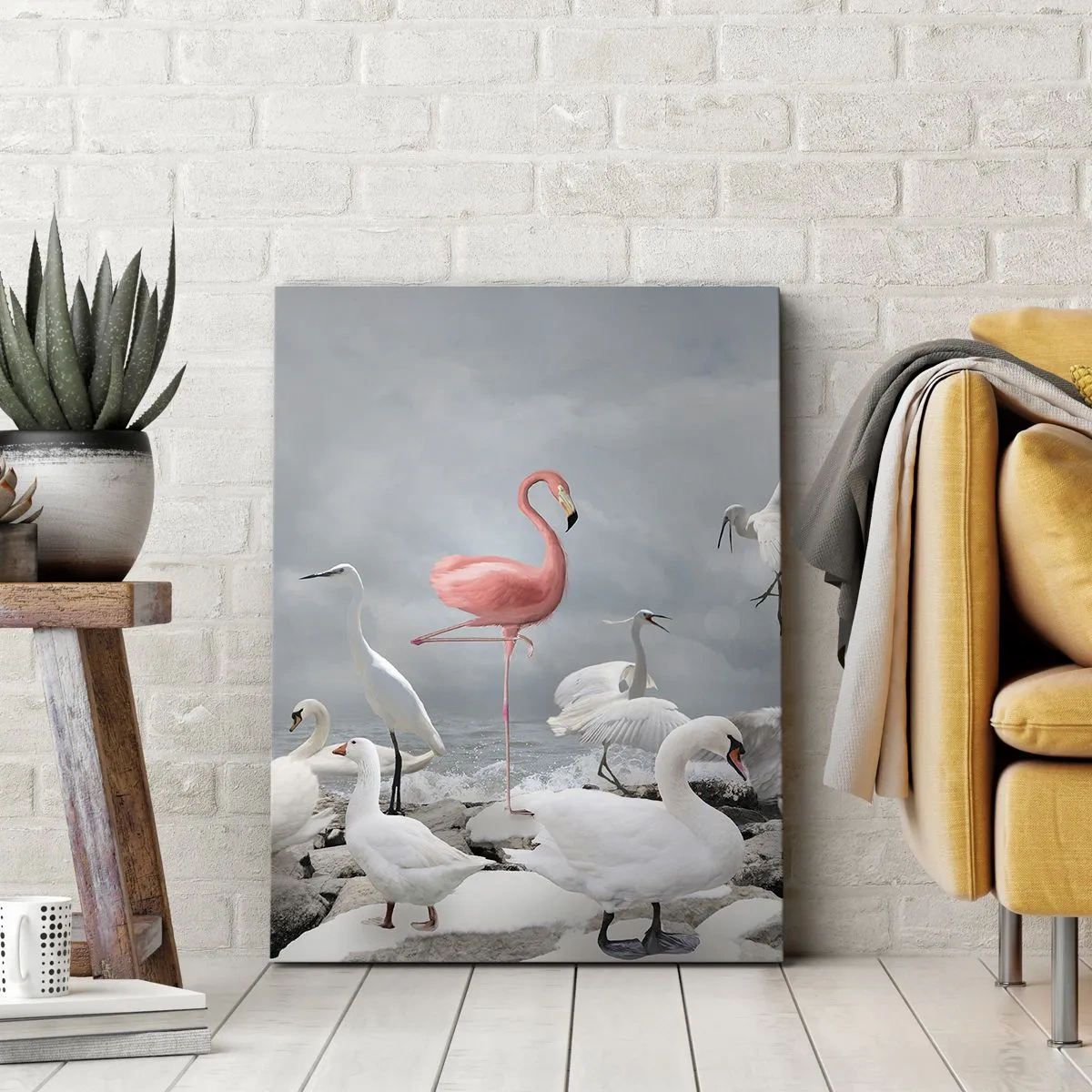 Impression sur toile - Image sur toile - Un flamant rose parmi des cygnes blancs sur fond de lac - 80x120cm - Comment suis-je arrivé là? - Décoration murale moderne pour le salon et la chambre ARTTOR