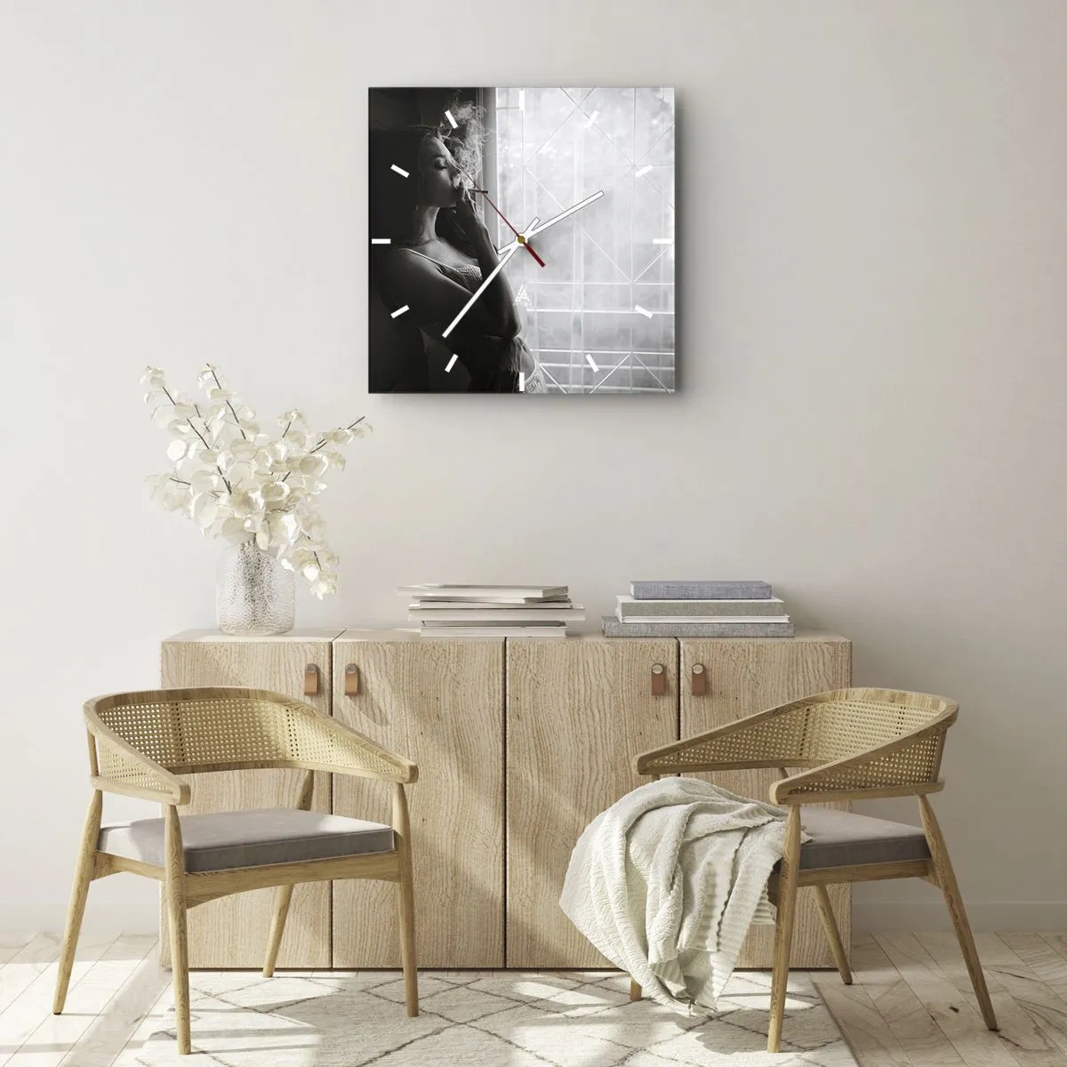 Horloge murale - Pendule murale - Une femme dans une pose sensuelle sur une photographie en noir et blanc - 30x30cm - Vous sentez-vous libre ? - Décoration murale moderne pour le salon et la chambre ARTTOR