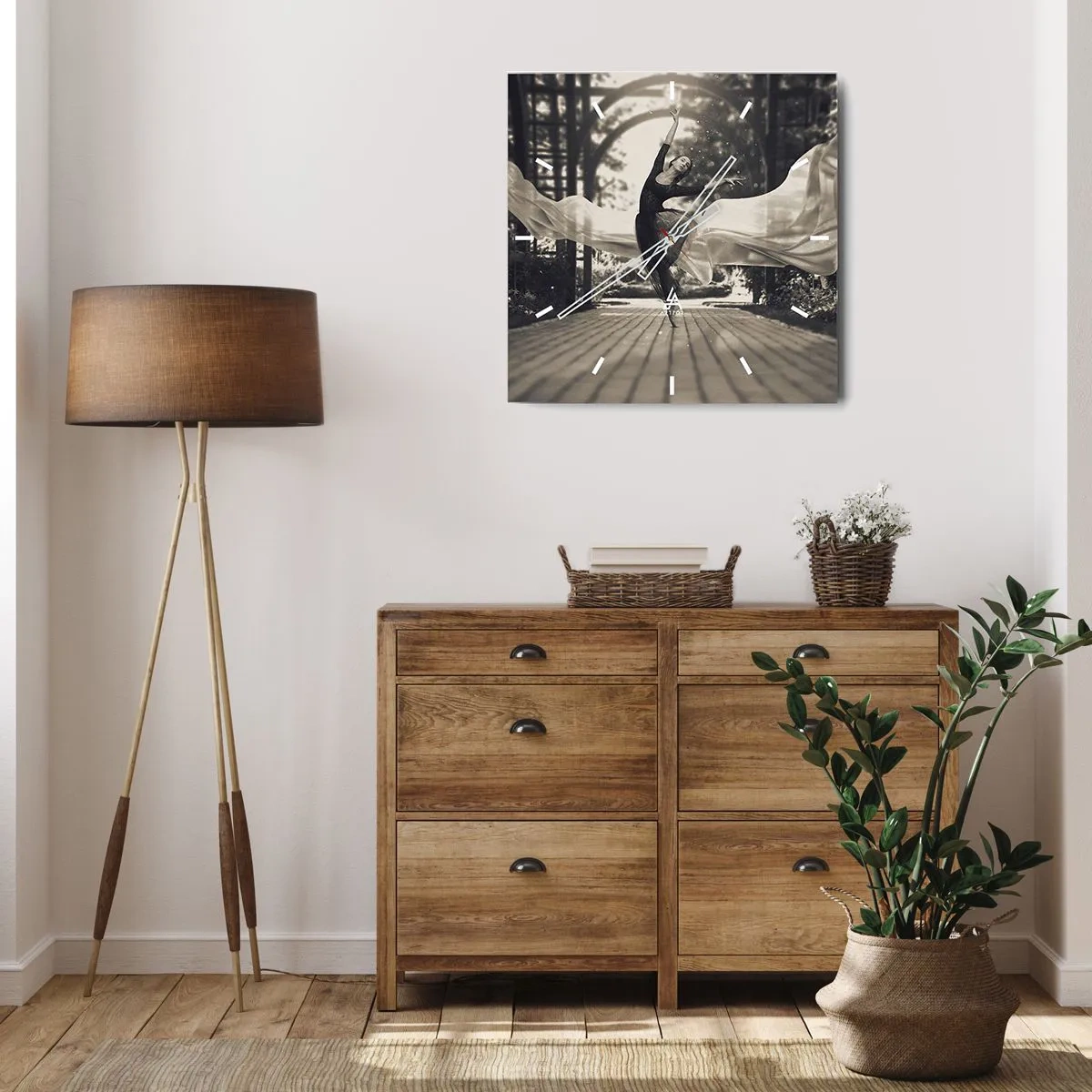 Horloge murale - Pendule murale - Une danseuse vêtue d'une robe fluide exécute un saut sur fond de jardin noir et blanc. - 30x30cm - La danse de l'esprit jardin - Décoration murale moderne pour le salon et la chambre ARTTOR