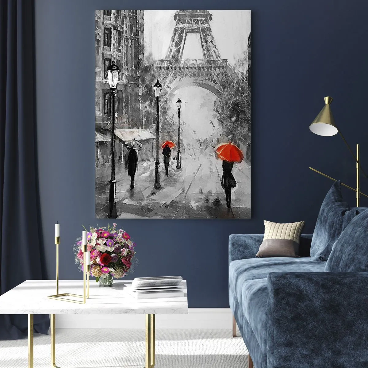 Impression sur verre - Image sur verre - Une rue avec vue sur la Tour Eiffel et des parapluies rouges - 80x120cm - Tous les chemins mènent à elle - Décoration murale moderne pour le salon et la chambre ARTTOR