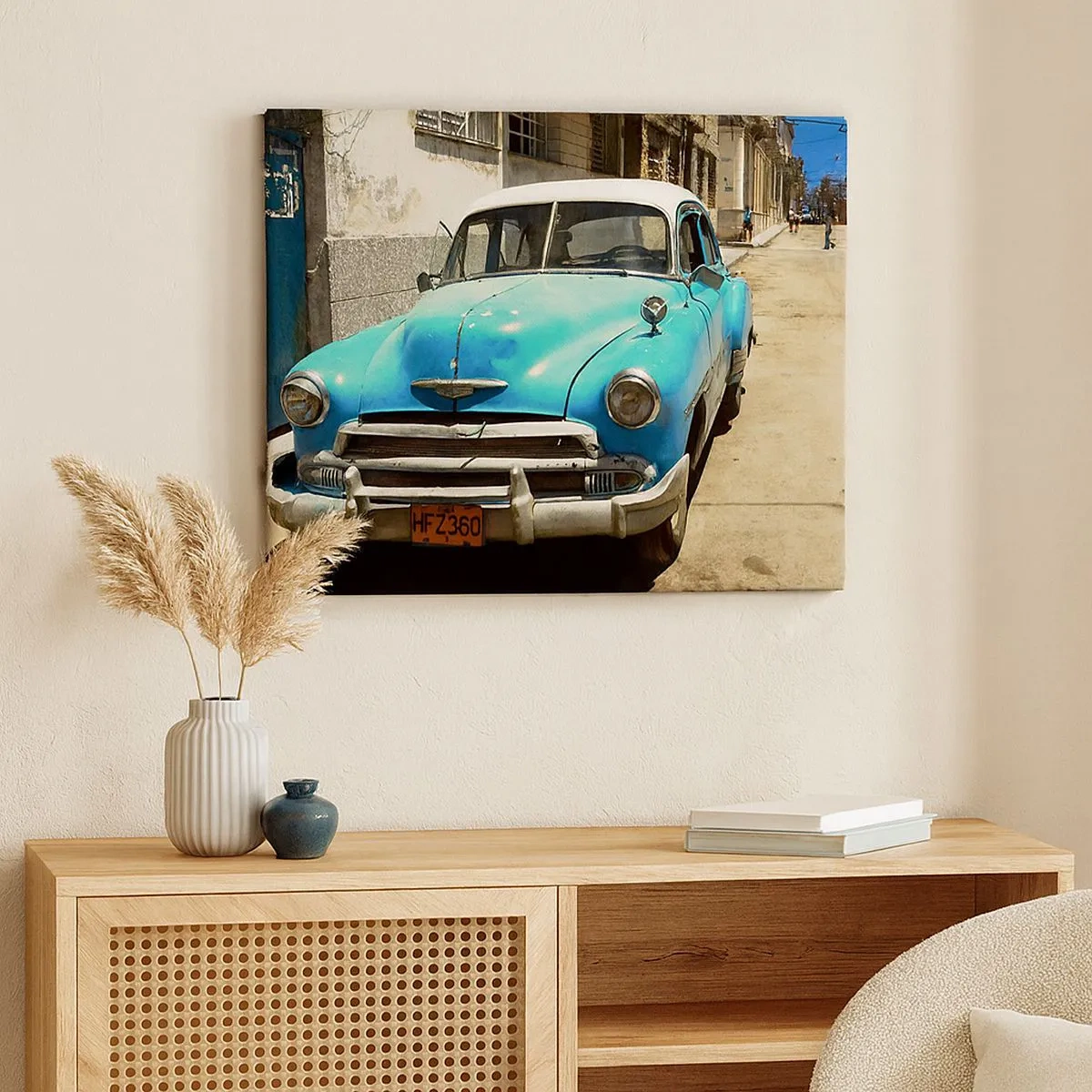 Impression sur toile - Image sur toile - Une voiture classique bleue dans la rue par une journée ensoleillée - 70x50cm - Et vive Cuba ! - Décoration murale moderne pour le salon et la chambre ARTTOR