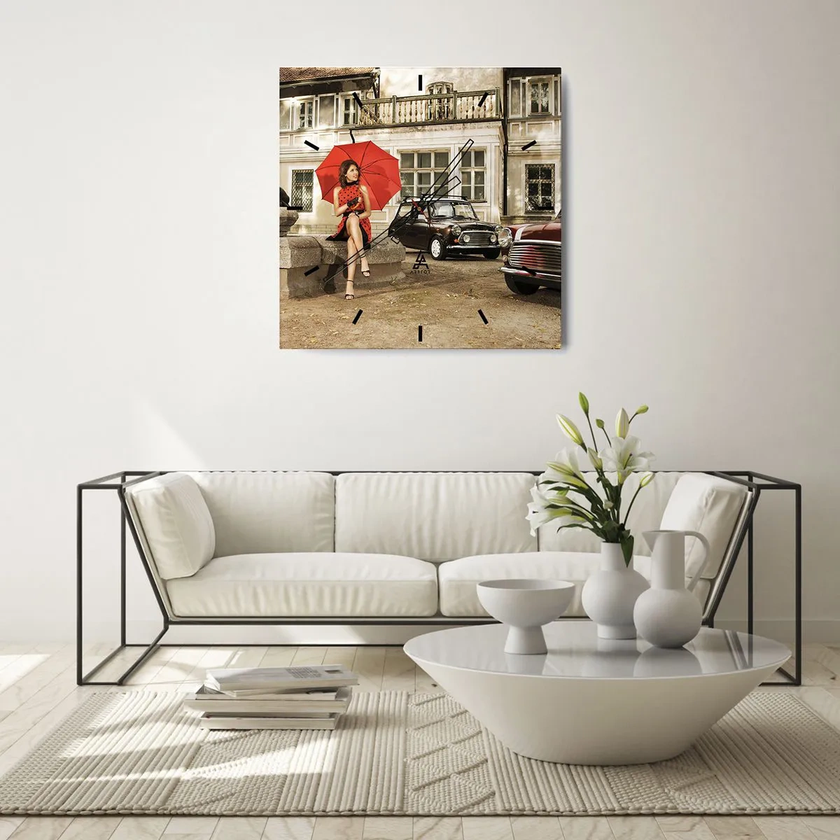 Horloge murale - Pendule murale - Femme avec un parapluie rouge par des voitures classiques - 30x30cm - Un mini-voyage sentimental - Décoration murale moderne pour le salon et la chambre ARTTOR