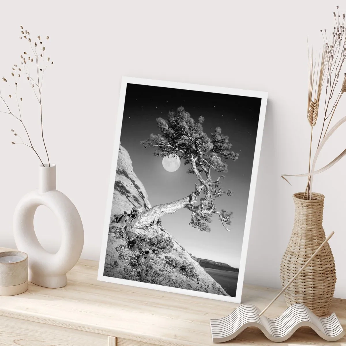 Affiche - Poster - Un arbre solitaire sur une colline avec une pleine lune en arrière-plan, un paysage nocturne - 50x70cm - Un combattant vainqueur - Décoration murale moderne pour le salon et la chambre ARTTOR