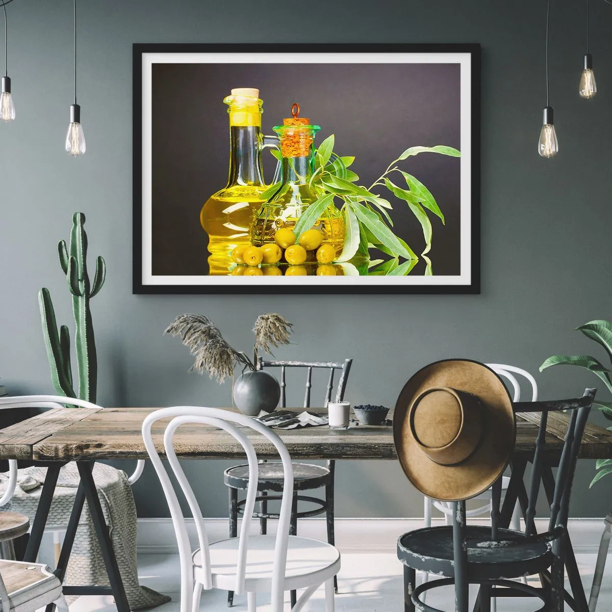 Affiche dans un cadre noir - Poster - Bouteilles d'huile d'olive et branches d'olivier - 70x50cm - Nature morte aux olives et à l'huile d'olive - Décoration murale moderne pour le salon et la chambre ARTTOR