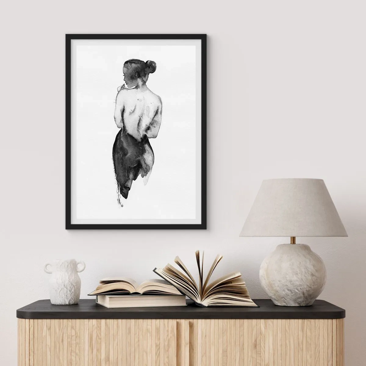 Affiche dans un cadre noir - Poster - Silhouette d'une femme à l'aquarelle noire sur fond blanc - 50x70cm - Auprès d'elle, le monde disparaît - Décoration murale moderne pour le salon et la chambre ARTTOR