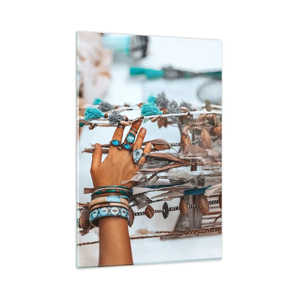 Impression sur verre - Image sur verre - Une main ornée de bijoux bohèmes avec des décorations en arrière-plan - 80x120cm - Trésor local - Décoration murale moderne pour le salon et la chambre ARTTOR