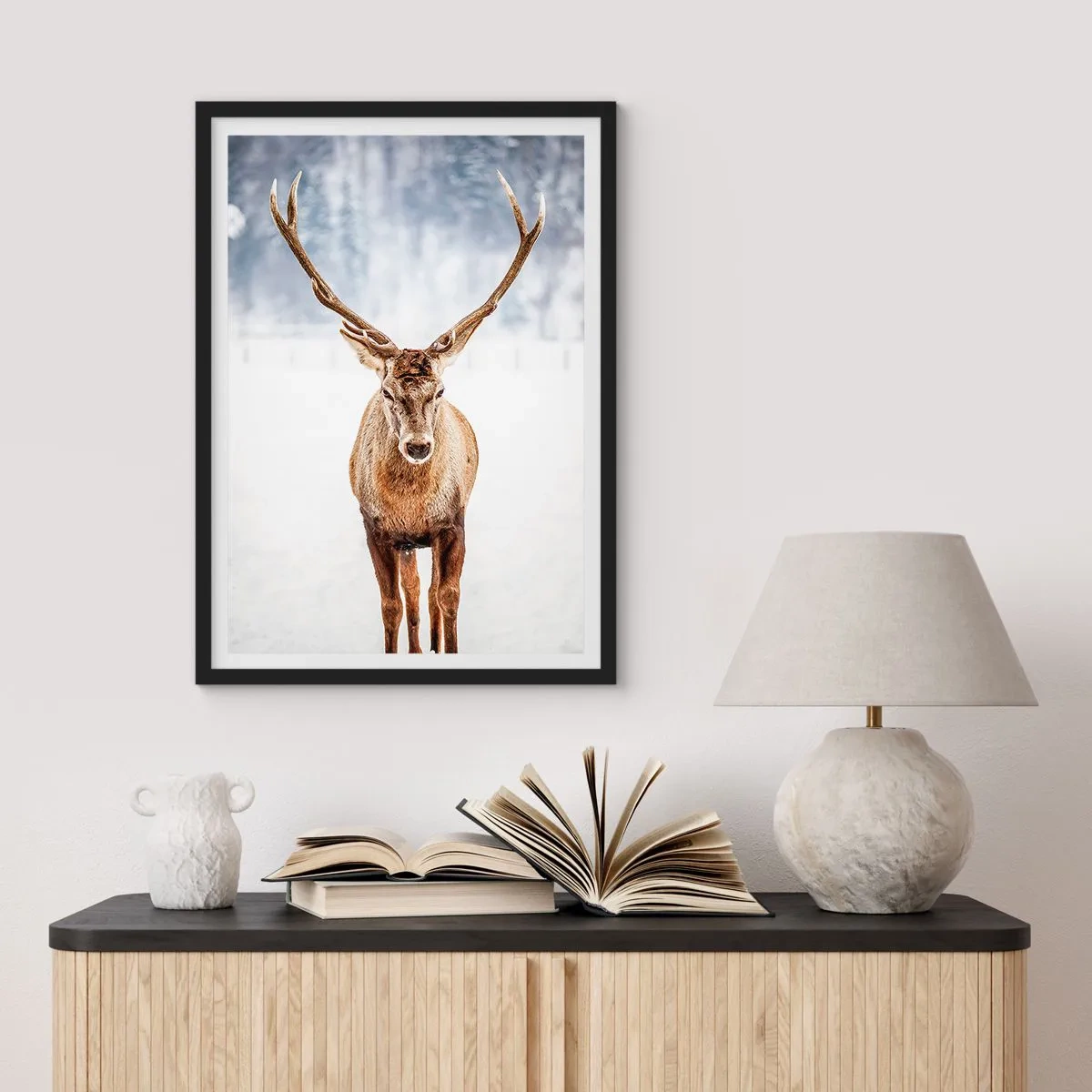 Affiche dans un cadre noir - Poster - Un cerf majestueux sur fond de paysage hivernal - 50x70cm - Directement du brouillard enneigé - Décoration murale moderne pour le salon et la chambre ARTTOR
