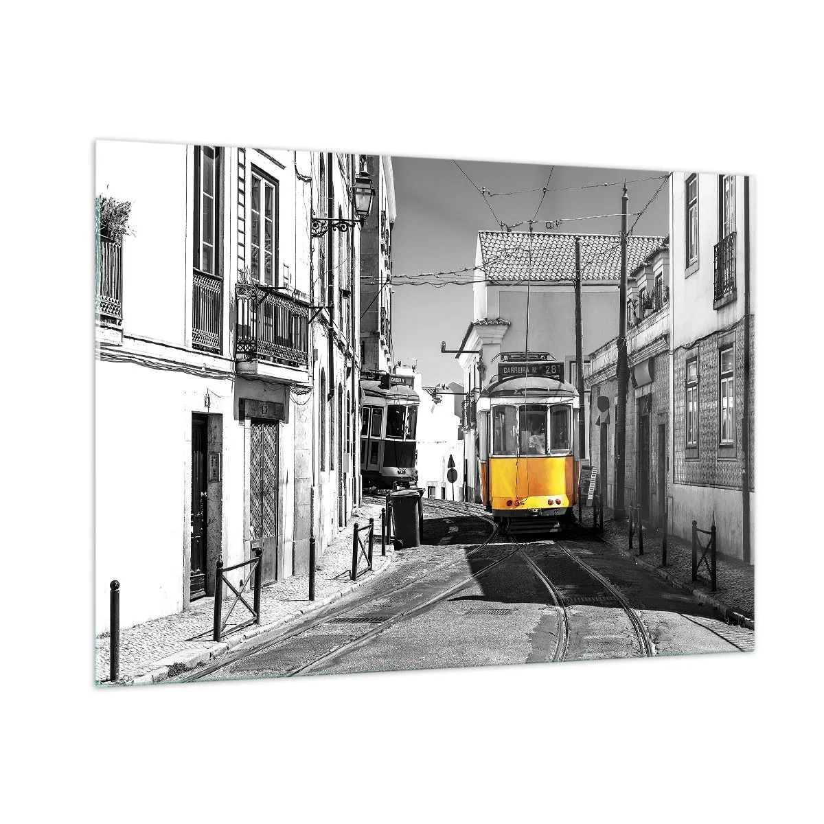 Impression sur verre - Image sur verre - Un tramway jaune dans une rue noire et blanche d'une ville européenne. - 100x70cm - L'âme de Lisbonne - Décoration murale moderne pour le salon et la chambre ARTTOR
