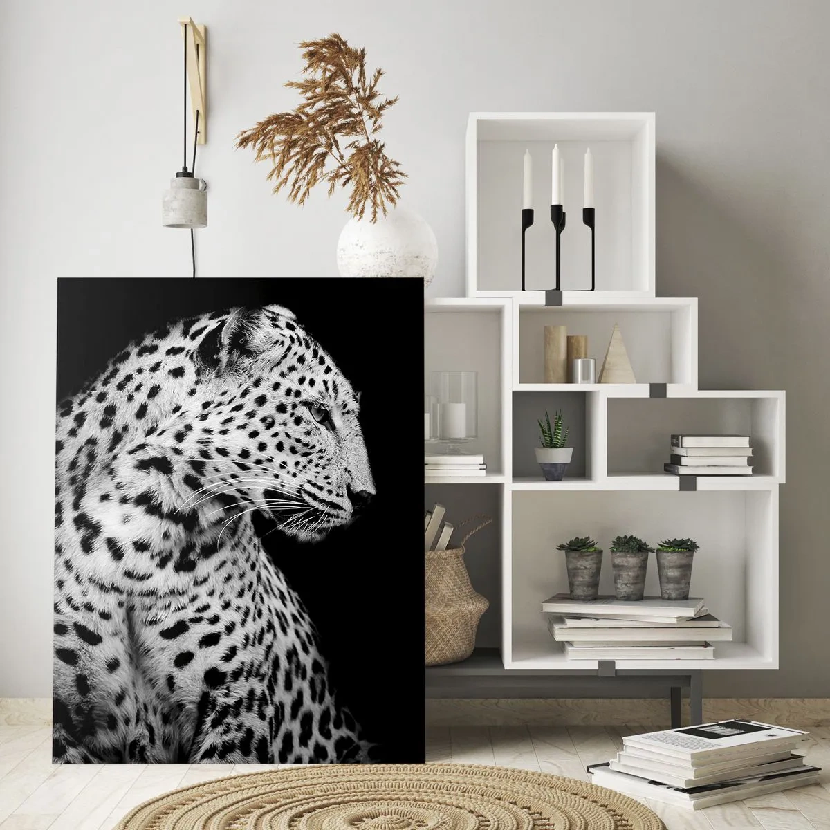 Impression sur verre - Image sur verre - Un léopard dans une lumière noire et blanche contre une fenêtre - 50x70cm - Presque un profil parfait! - Décoration murale moderne pour le salon et la chambre ARTTOR