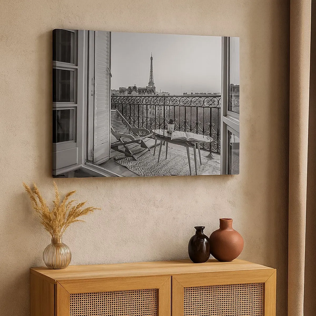 Impression sur toile - Image sur toile - Vue sur la Tour Eiffel depuis le balcon avec transats et table - 70x50cm - Après-midi parisien - Décoration murale moderne pour le salon et la chambre ARTTOR