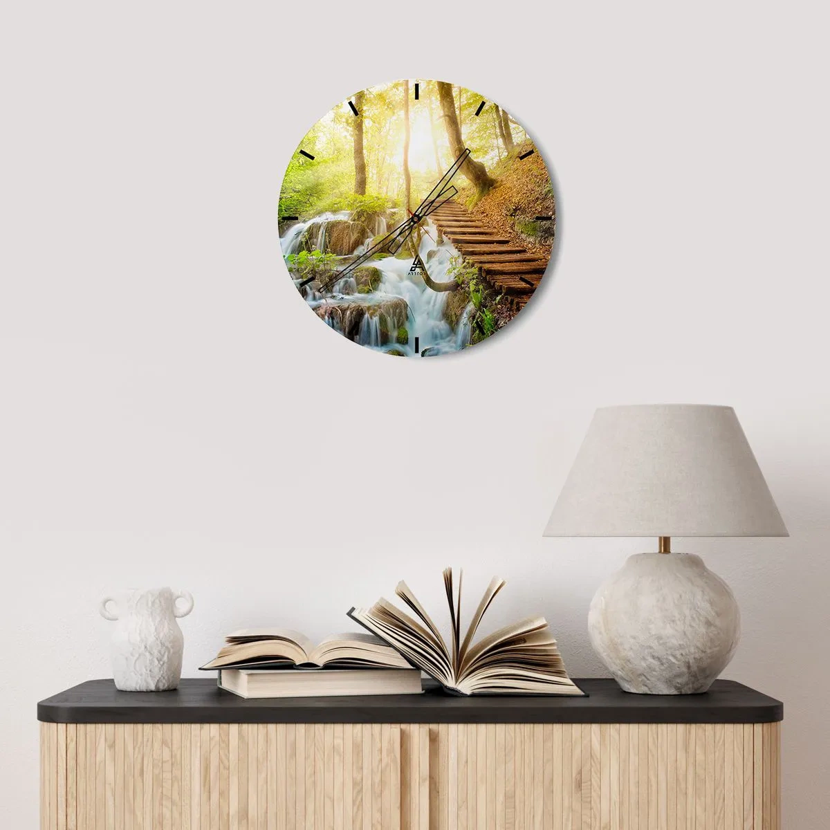 Horloge murale - Pendule murale - Un sentier en bois à côté de cascades dans une forêt ensoleillée - 30x30cm - Une fraîcheur tant désirée - Décoration murale moderne pour le salon, la cuisine et la chambre ARTTOR