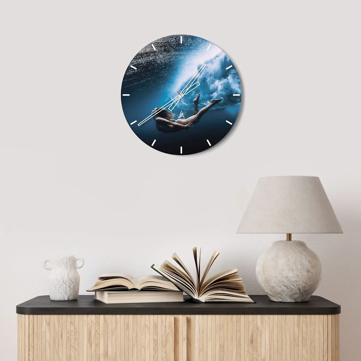 Horloge murale - Pendule murale - Une femme sous l'eau dans une prise de vue dynamique - 30x30cm - Sirène moderne - Décoration murale moderne pour le salon, la cuisine et la chambre ARTTOR