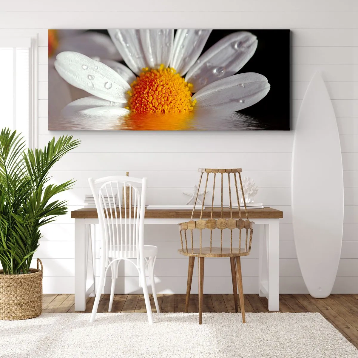 Impression sur toile - Image sur toile - Une marguerite blanche avec des gouttes d'eau immergées dans un reflet d'eau - 160x50cm - Le soleil levant des marguerites - Décoration murale moderne pour le salon et la chambre ARTTOR