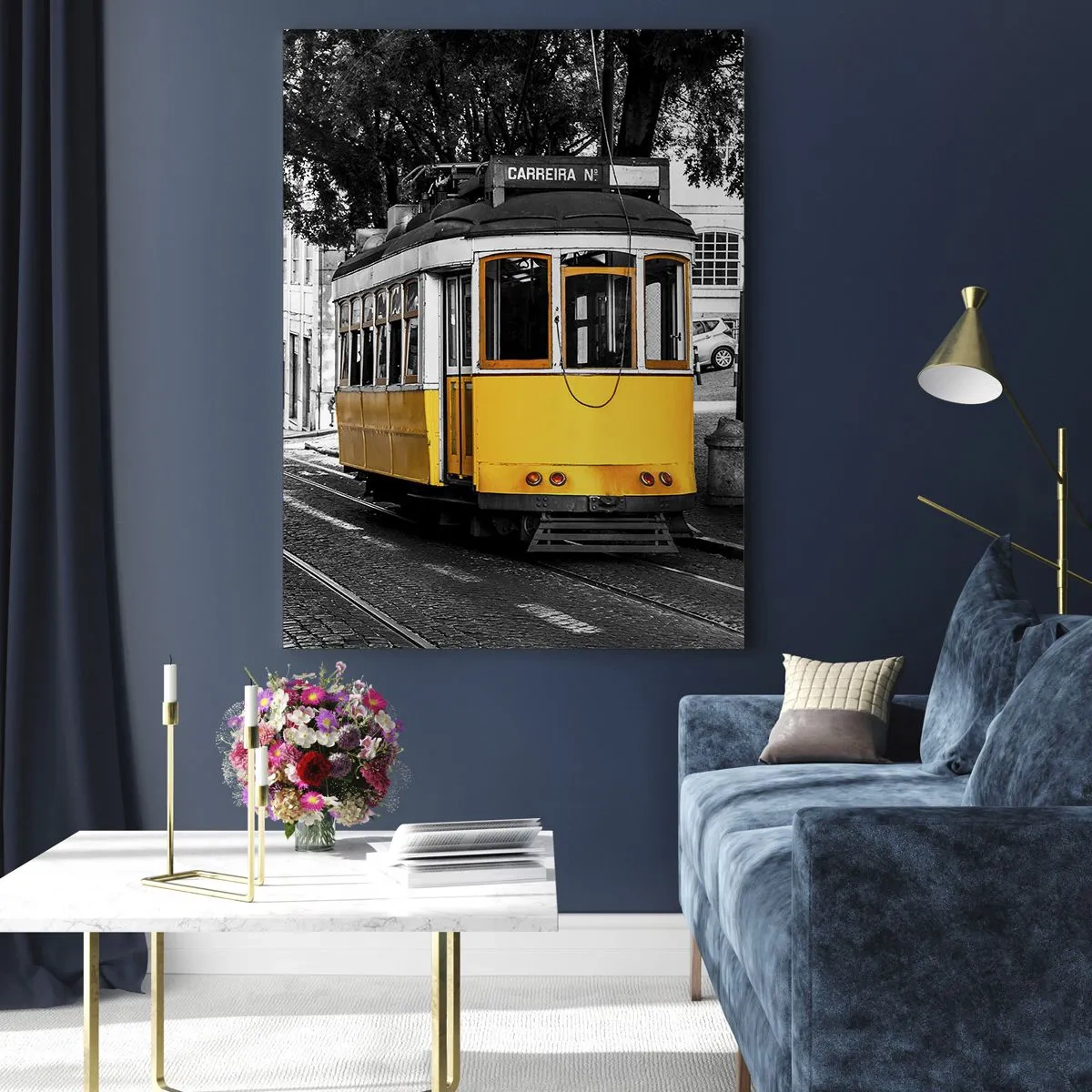 Impression sur verre - Image sur verre - Un tramway jaune sur fond de rue en noir et blanc - 80x120cm - Et du fado en arrière-plan - Décoration murale moderne pour le salon et la chambre ARTTOR