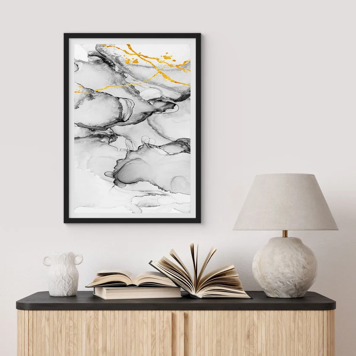 Affiche dans un cadre noir - Poster - Une composition abstraite dans des tons de gris avec des accents dorés. - 50x70cm - Composition à motif or - Décoration murale moderne pour le salon et la chambre ARTTOR