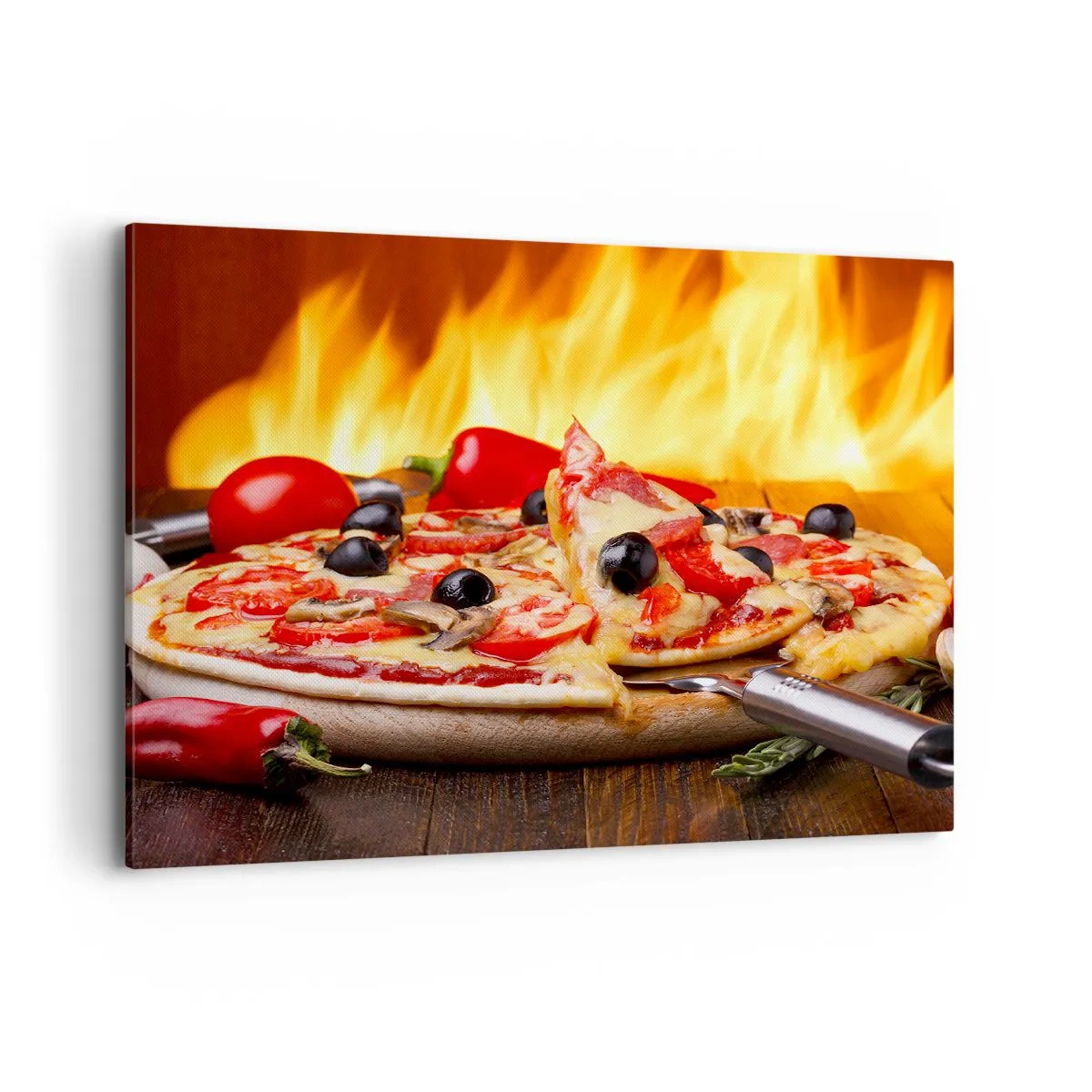 Impression sur toile - Image sur toile - Pizza aux olives, tomates et poivrons sur fond de flammes - 100x70cm - From Italy with love - Décoration murale moderne pour le salon et la chambre ARTTOR