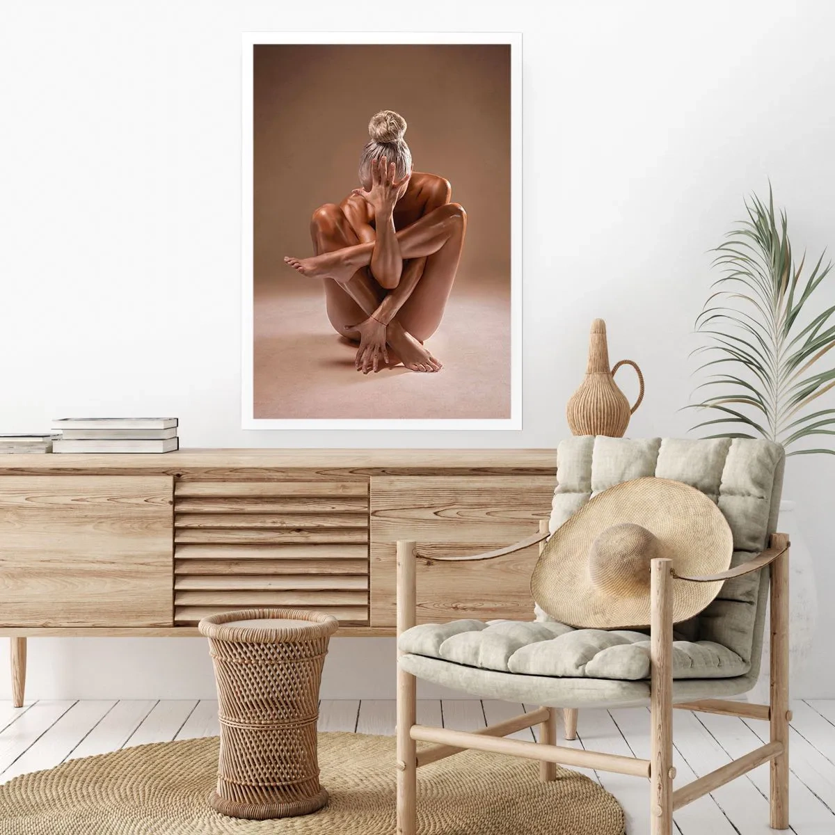 Affiche - Poster - Prise de vue artistique d'une femme dans une pose sensuelle sur fond beige - 50x70cm - Unité du corps et de l'âme - Décoration murale moderne pour le salon et la chambre ARTTOR