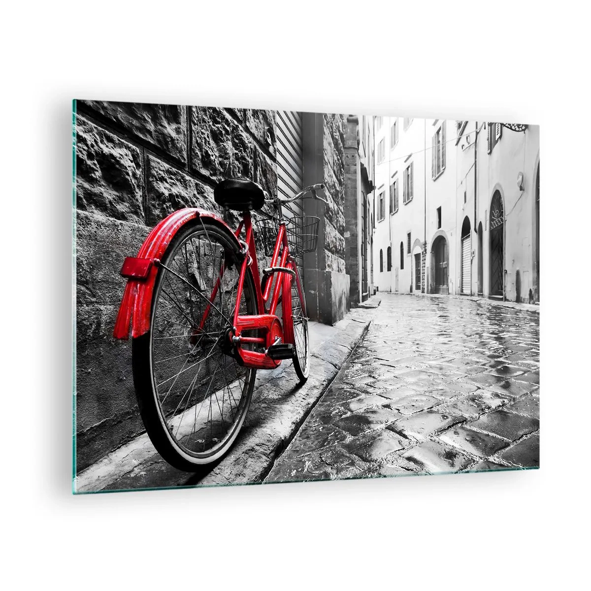 Impression sur verre - Image sur verre - Un vélo rouge sur une rue pavée avec un fond monochrome. - 70x50cm - La vraie beauté ne vieillit pas - Décoration murale moderne pour le salon et la chambre ARTTOR