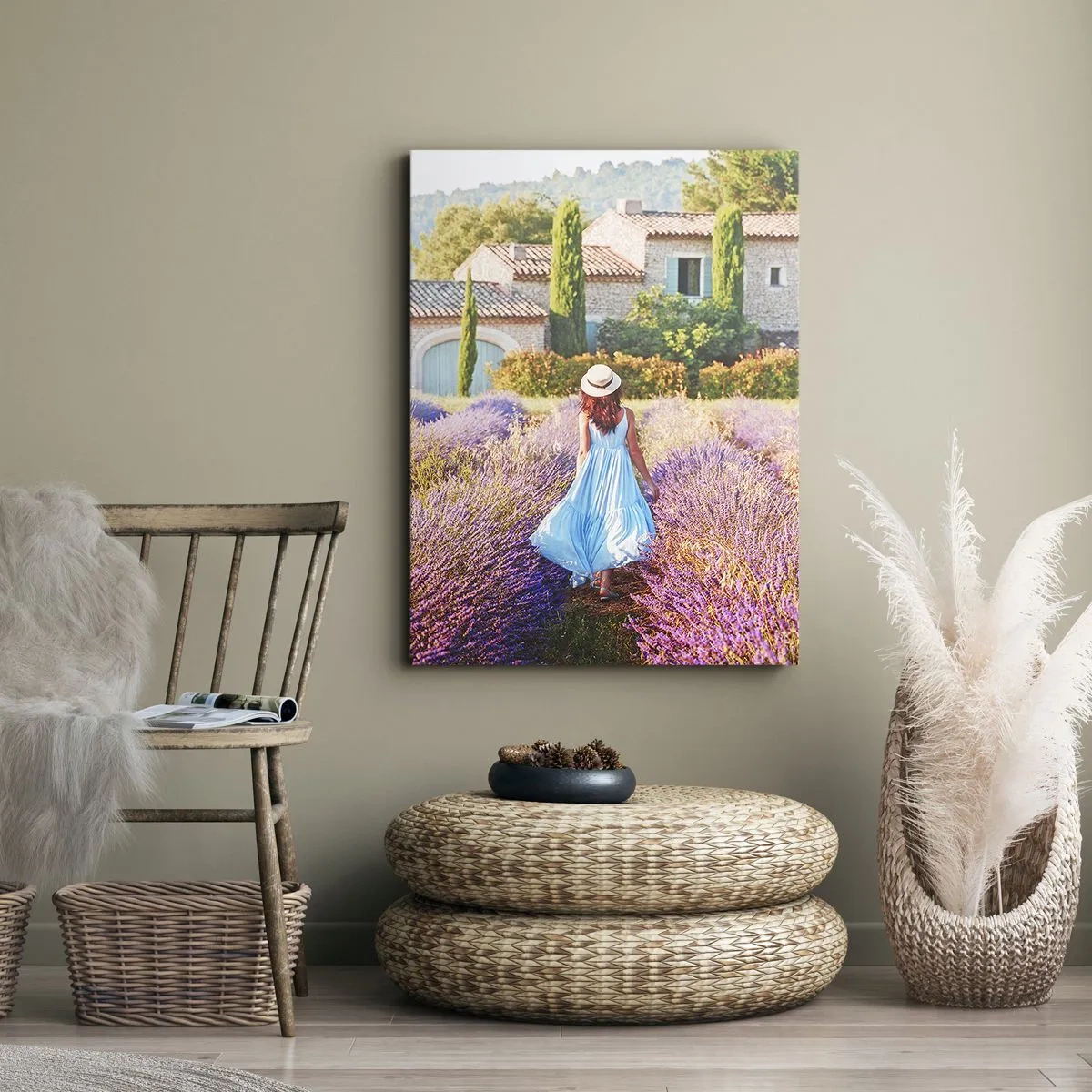 Impression sur toile - Image sur toile - Une femme en robe bleue marchant dans un champ de lavande avec vue sur une maison. - 80x120cm - Fille de la lavande - Décoration murale moderne pour le salon et la chambre ARTTOR
