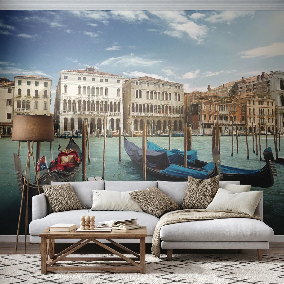 Papier Peint Photo Premium Sand - Gondoles sur fond de maisons historiques à Venise - 100x70cm - Palace bleu ciel - Décoration murale moderne pour le salon et la chambre ARTTOR