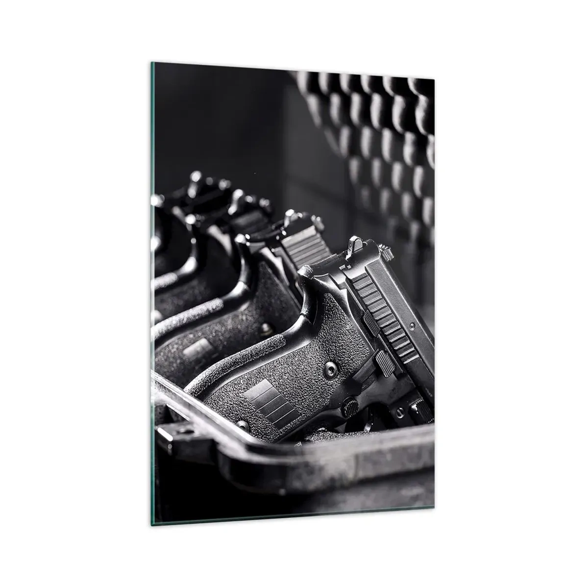 Impression sur verre - Image sur verre - Une image en noir et blanc d'une pile d'armes dans une valise. - 80x120cm - Sport masculin - Décoration murale moderne pour le salon et la chambre ARTTOR