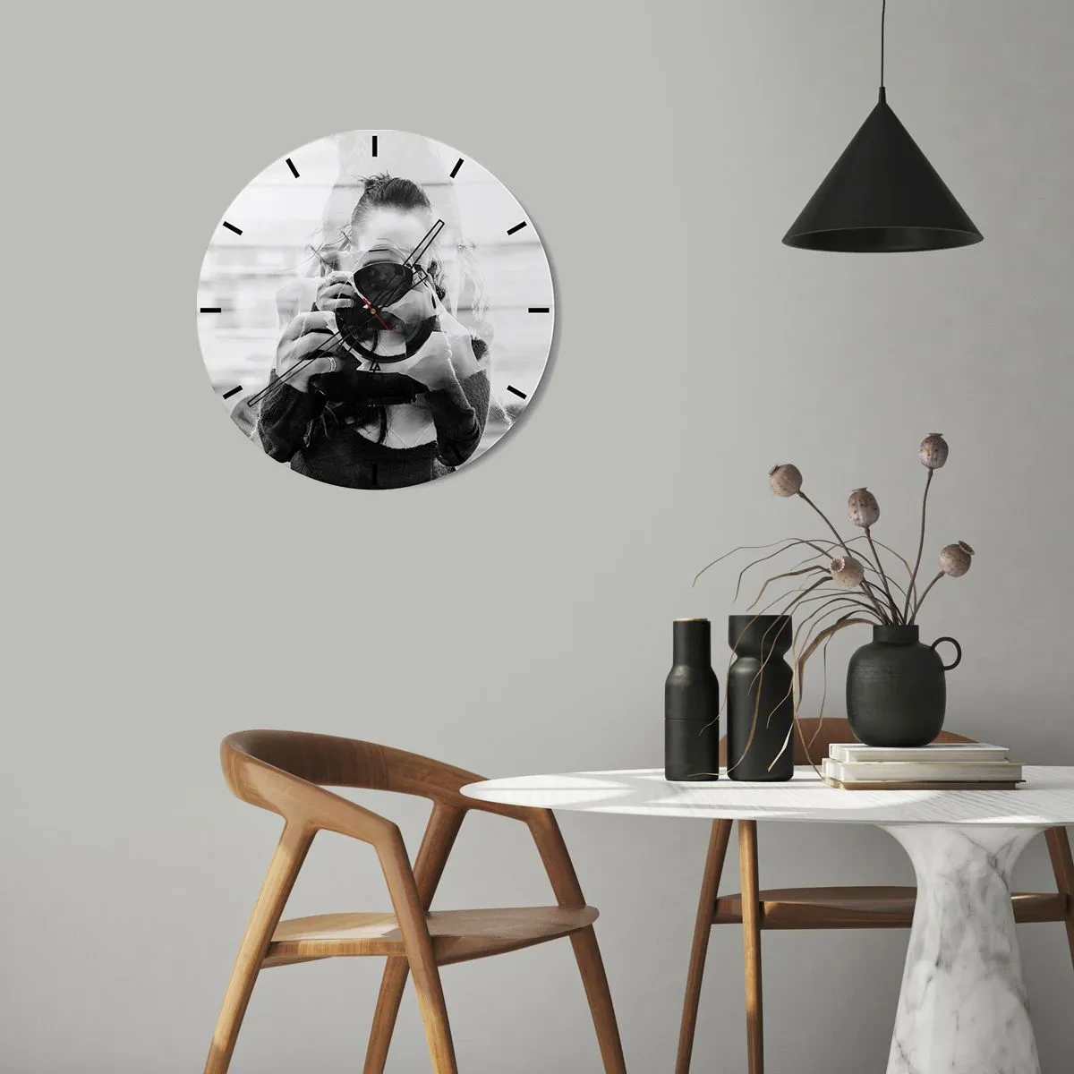 Horloge murale - Pendule murale - Femme avec un appareil photo dans une double exposition artistique - 30x30cm - Créateur et matériel - Décoration murale moderne pour le salon, la cuisine et la chambre ARTTOR