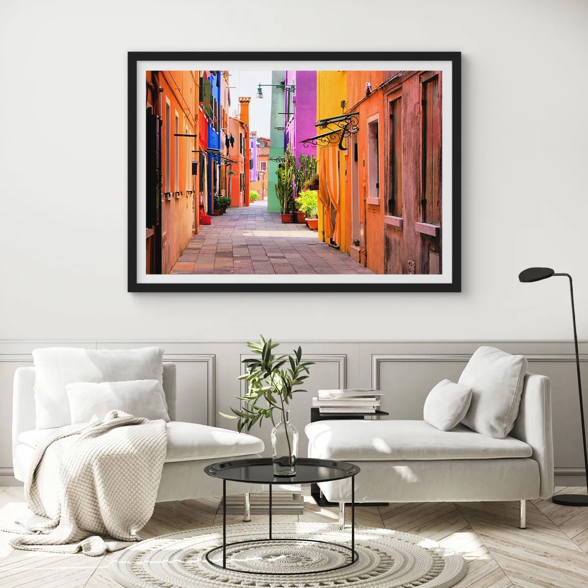 Affiche dans un cadre noir - Poster - Une rue colorée avec des immeubles aux tons clairs - 100x70cm - Allée arc-en-ciel - Décoration murale moderne pour le salon et la chambre ARTTOR