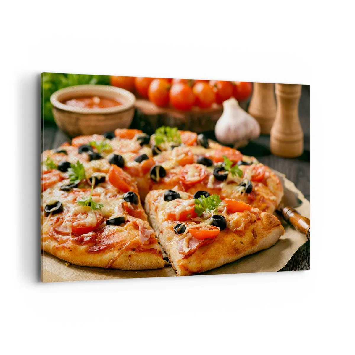 Impression sur toile - Image sur toile - Pizza aux tomates, olives et herbes fraîches sur la table - 100x70cm - Tu t'en es encore tiré - Décoration murale moderne pour le salon et la chambre ARTTOR