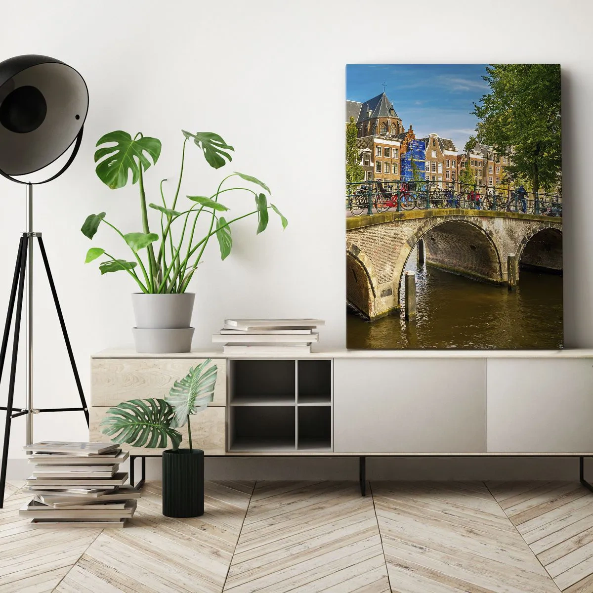Impression sur toile - Image sur toile - Un canal pittoresque avec un pont à Amsterdam - 80x120cm - Le printemps sur le canal - Décoration murale moderne pour le salon et la chambre ARTTOR