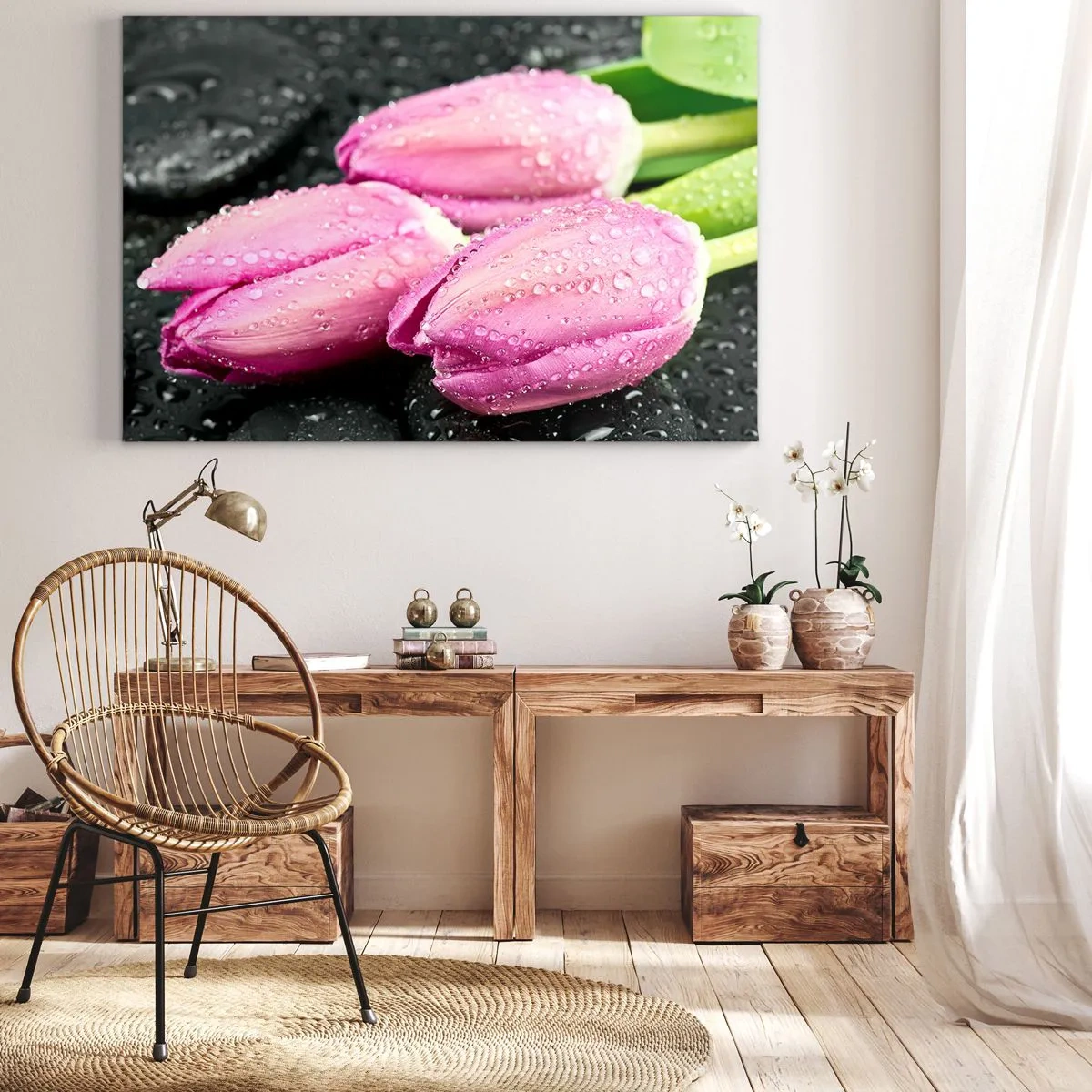 Impression sur toile - Image sur toile - Trois tulipes roses avec des gouttes d'eau sur fond noir - 100x70cm - Lilas trois sur une pierre noire - Décoration murale moderne pour le salon et la chambre ARTTOR