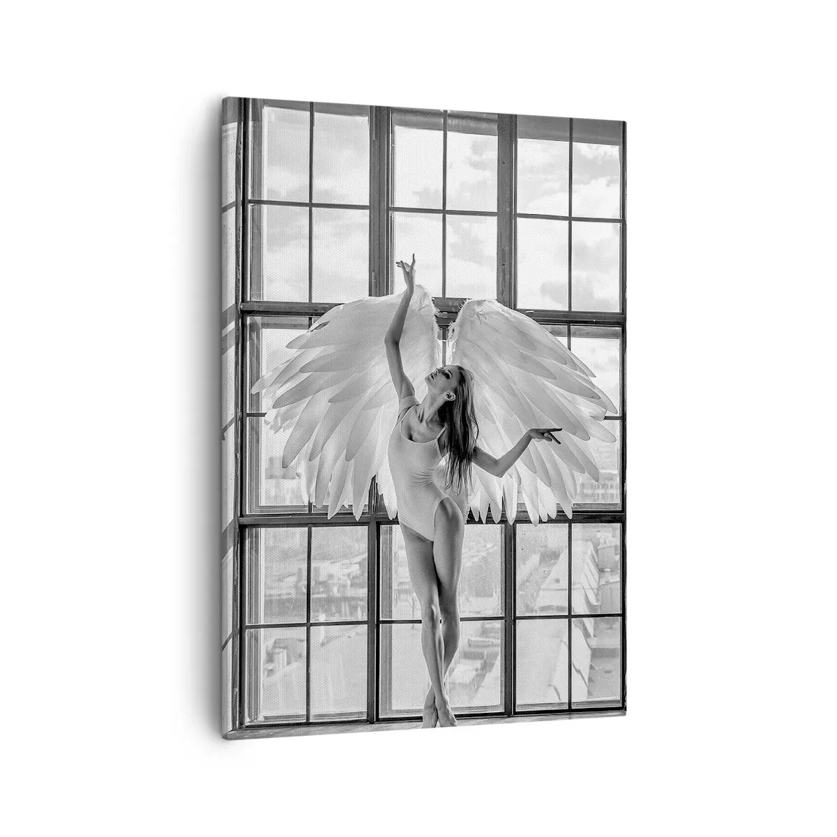 Impression sur toile - Image sur toile - Une femme avec des ailes d'ange sur fond de fenêtre de loft - 50x70cm - La ville des anges? - Décoration murale moderne pour le salon et la chambre ARTTOR