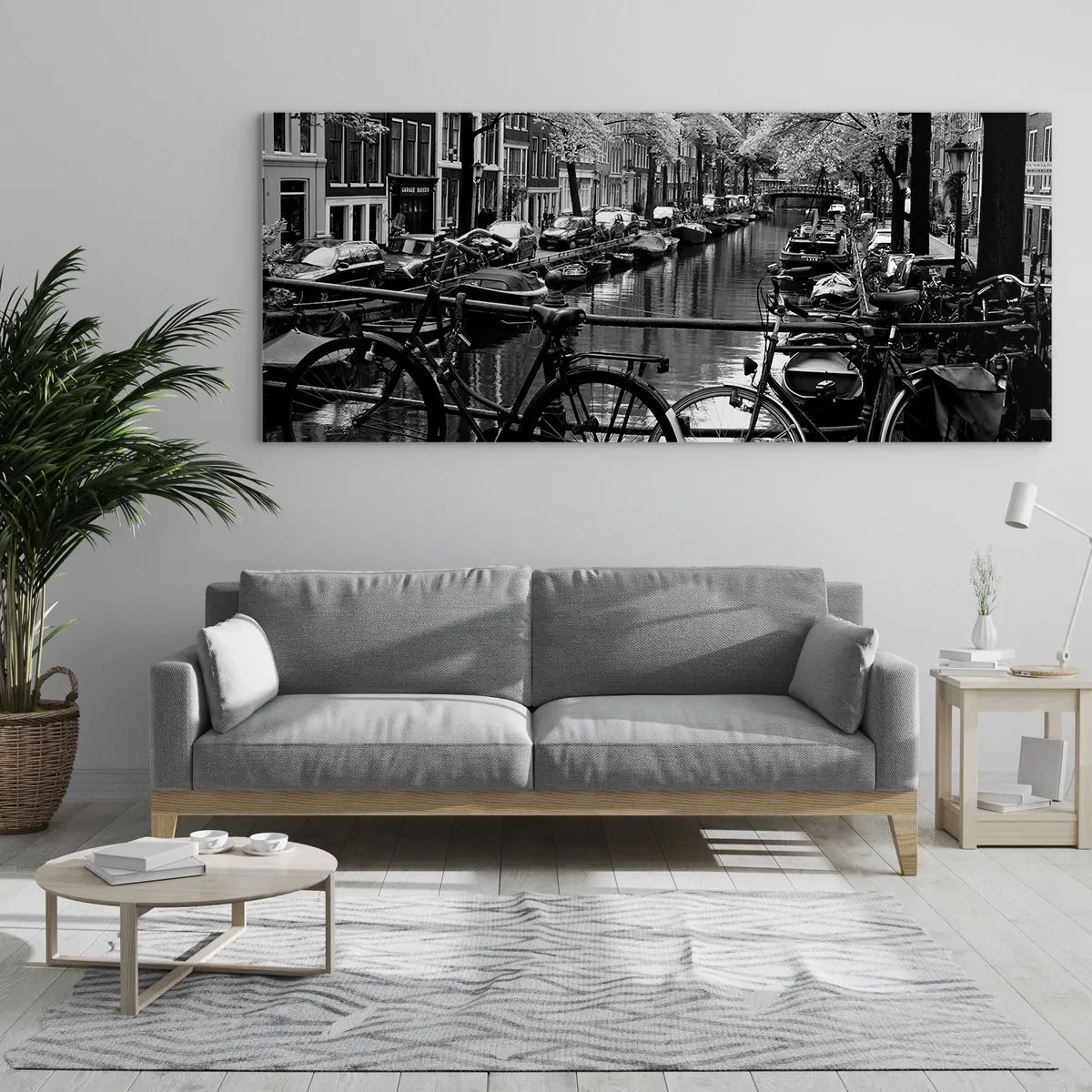 Impression sur verre - Image sur verre - Canal avec des vélos en photographie noir et blanc - 160x50cm - Une vue très hollandaise - Décoration murale moderne pour le salon et la chambre ARTTOR
