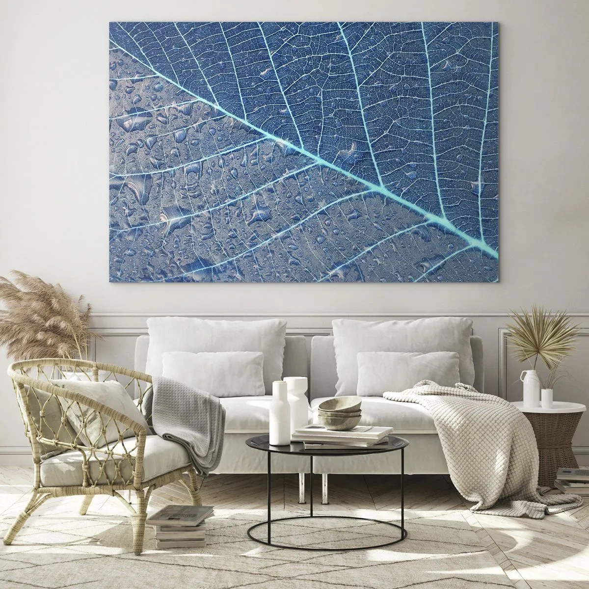 Impression sur verre - Image sur verre - Macrophotographie d'une feuille avec des gouttes d'eau dans des tons de bleu - 100x70cm - La vie en bleu - Décoration murale moderne pour le salon et la chambre ARTTOR