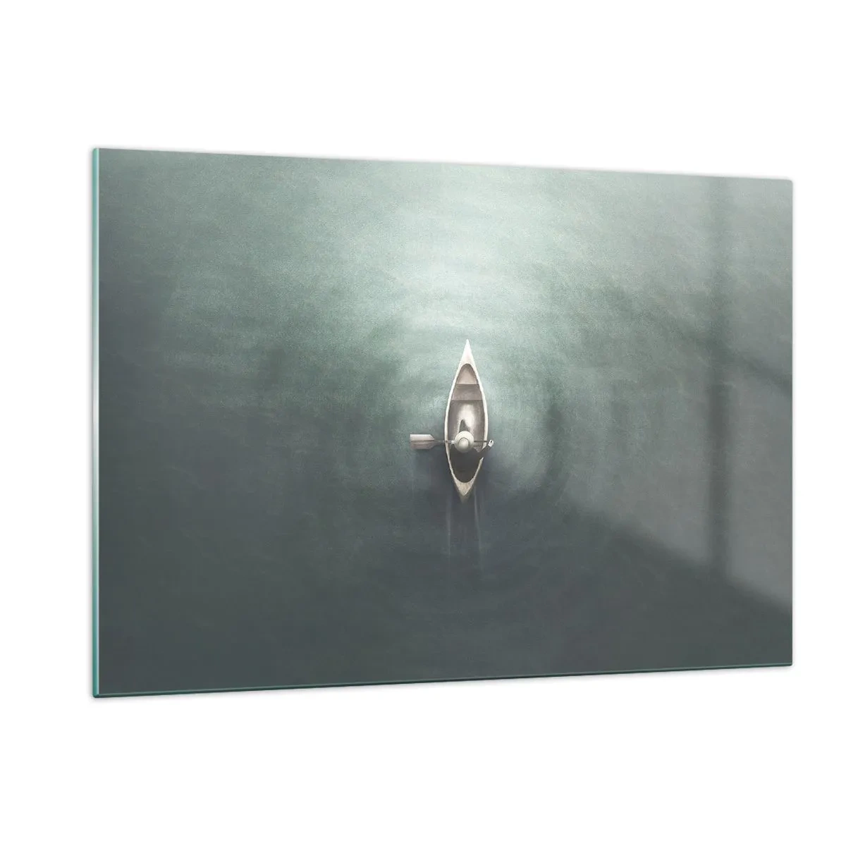 Impression sur verre - Image sur verre - Un bateau solitaire dérivant sur un lac calme et verdâtre - 120x80cm - À travers le lac de la lune - Décoration murale moderne pour le salon et la chambre ARTTOR