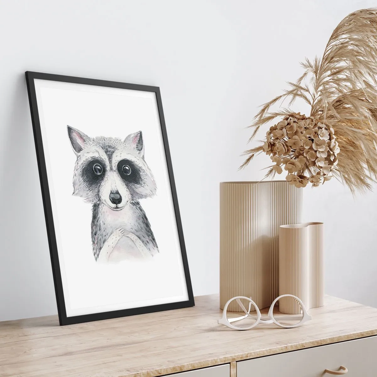 Affiche dans un cadre noir - Poster - Un raton laveur mignon représenté sur un fond blanc - 50x70cm - Un moment pour s'émouvoir - Décoration murale moderne pour le salon et la chambre ARTTOR