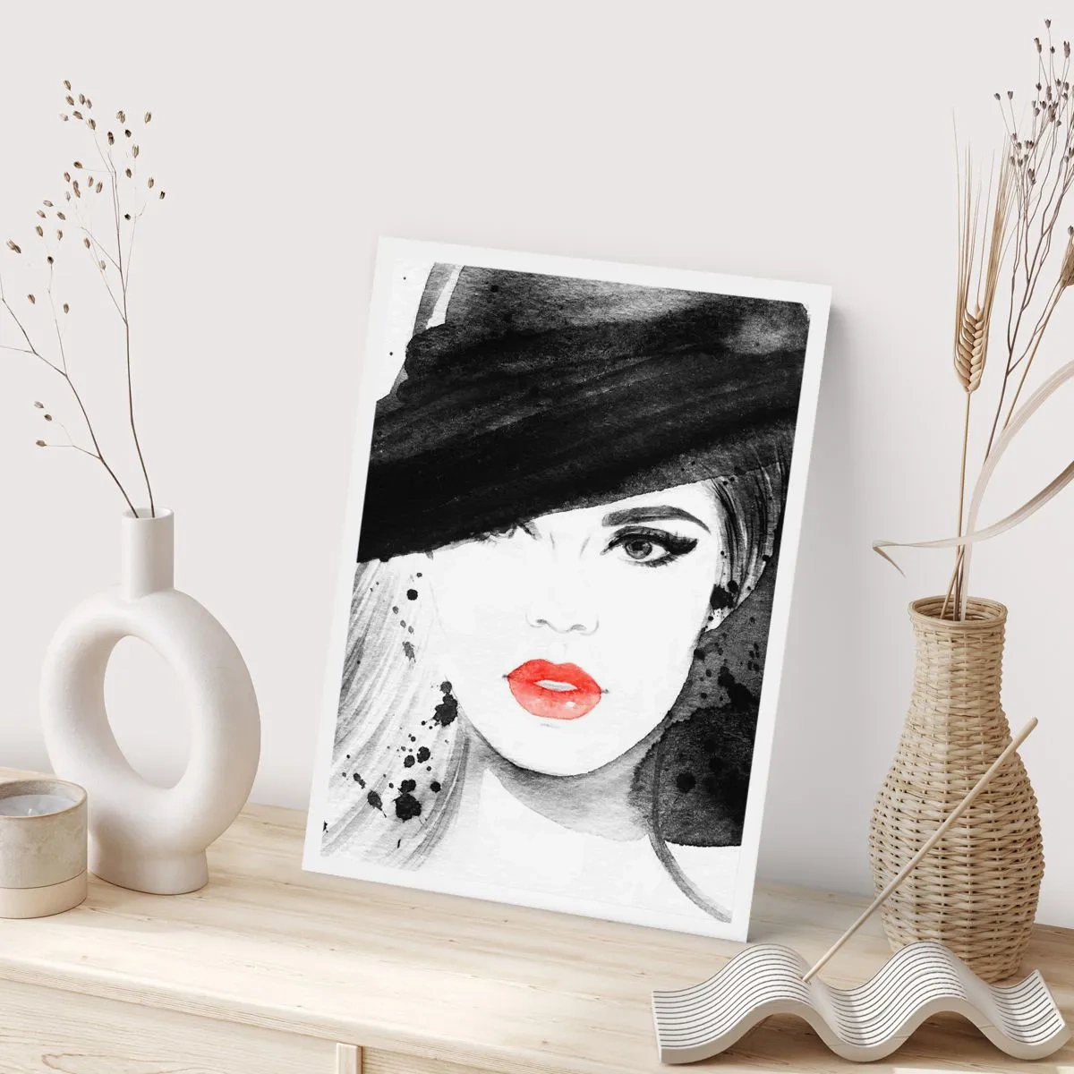 Affiche - Poster - Portrait d'une femme portant un chapeau et un accent de lèvres rouges - 50x70cm - Dame en noir - Décoration murale moderne pour le salon et la chambre ARTTOR