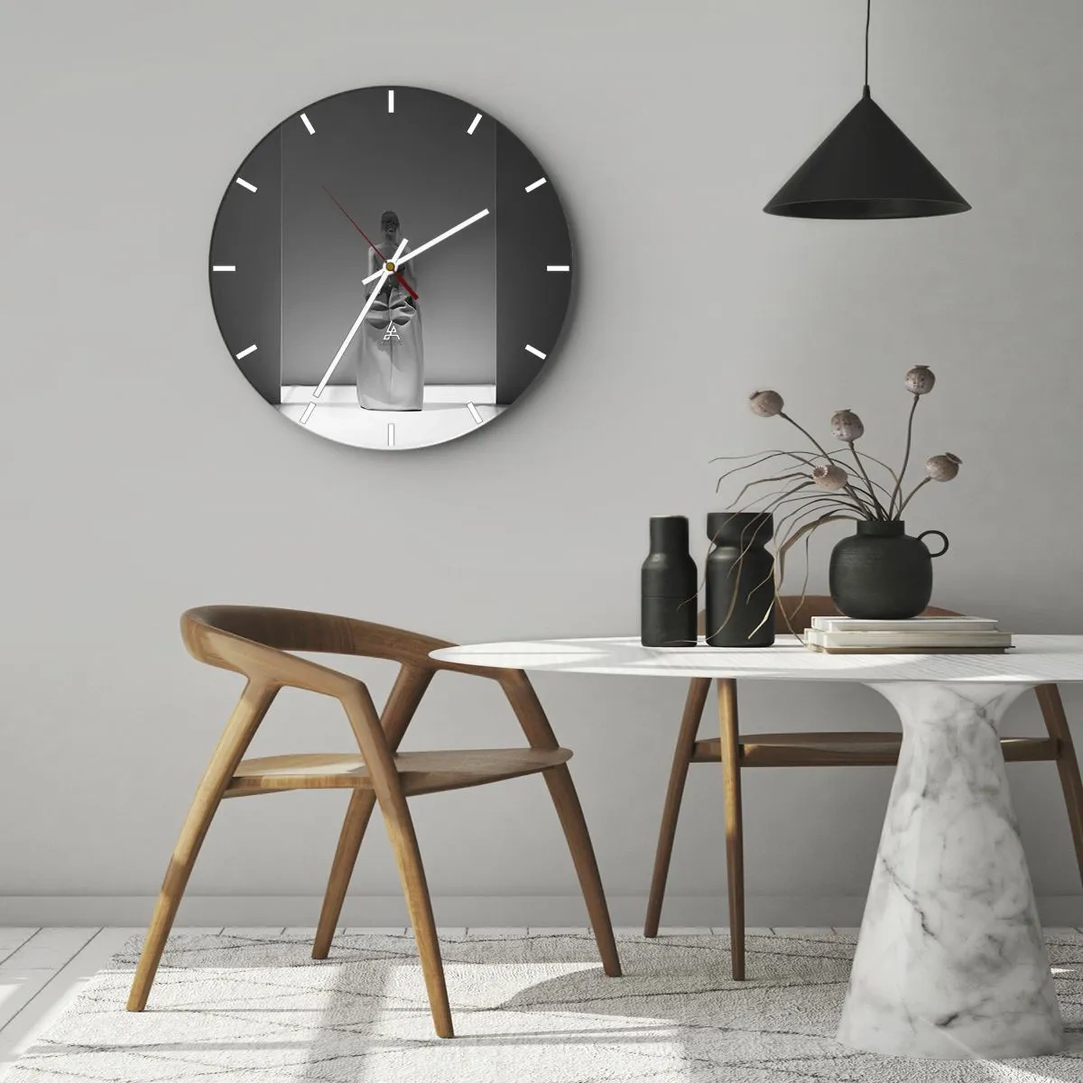Horloge murale - Pendule murale - Sculpture en noir et blanc d'une femme dans un espace minimaliste - 30x30cm - Simplicité raffinée - Décoration murale moderne pour le salon, la cuisine et la chambre ARTTOR