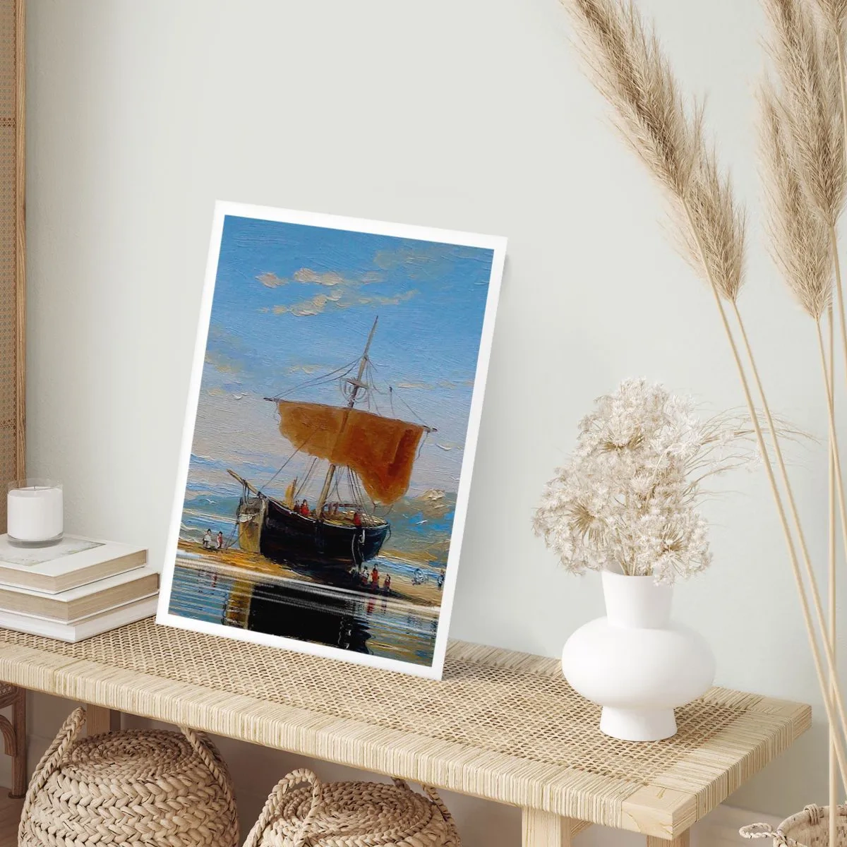 Affiche - Poster - Un voilier traditionnel sur le rivage avec son reflet dans l'eau - 50x70cm - Eau, terre, air - Décoration murale moderne pour le salon et la chambre ARTTOR