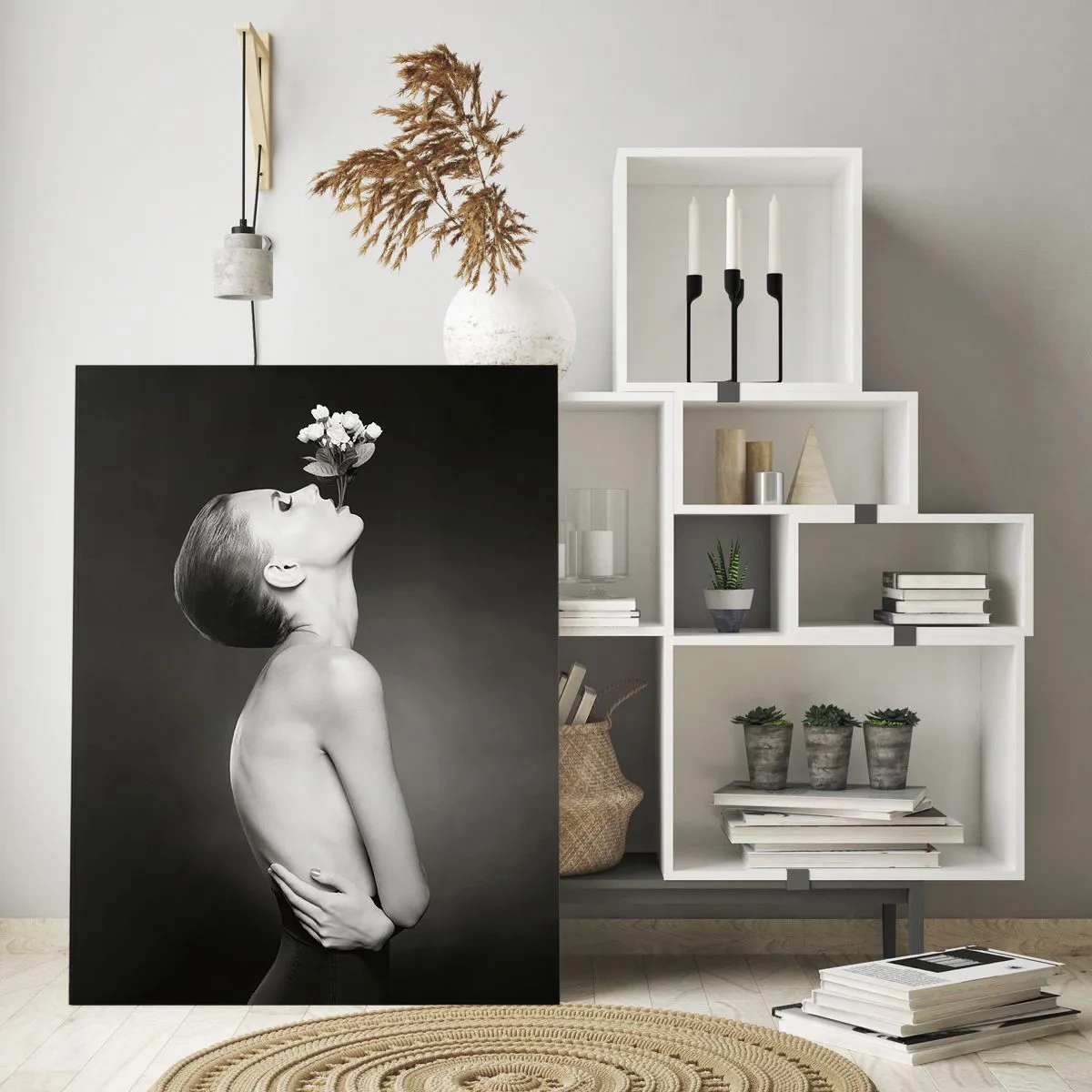 Impression sur verre - Image sur verre - Une femme avec une fleur dans la bouche dans un portrait en noir et blanc - 50x70cm - Elégance excentrique - Décoration murale moderne pour le salon et la chambre ARTTOR