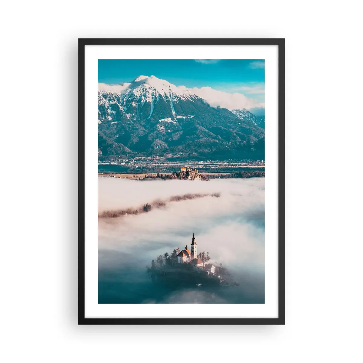 Affiche dans un cadre noir - Poster - Une église sur une île entourée de brouillard avec un arrière-plan de montagne - 50x70cm - Le début d'un conte de fées - Décoration murale moderne pour le salon et la chambre ARTTOR