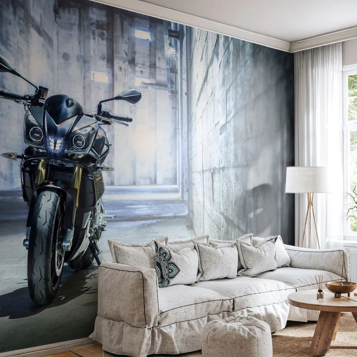 Papier Peint Photo Premium Sand - Une moto moderne dans un intérieur industriel - 100x70cm - Avant que le moteur ne rugisse - Décoration murale moderne pour le salon et la chambre ARTTOR