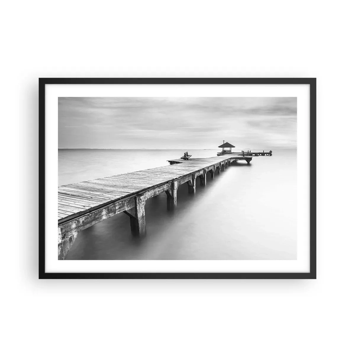 Affiche dans un cadre noir - Poster - Une vue en noir et blanc d'une jetée en bois sur une eau calme. - 70x50cm - À l'horizon - Décoration murale moderne pour le salon et la chambre ARTTOR