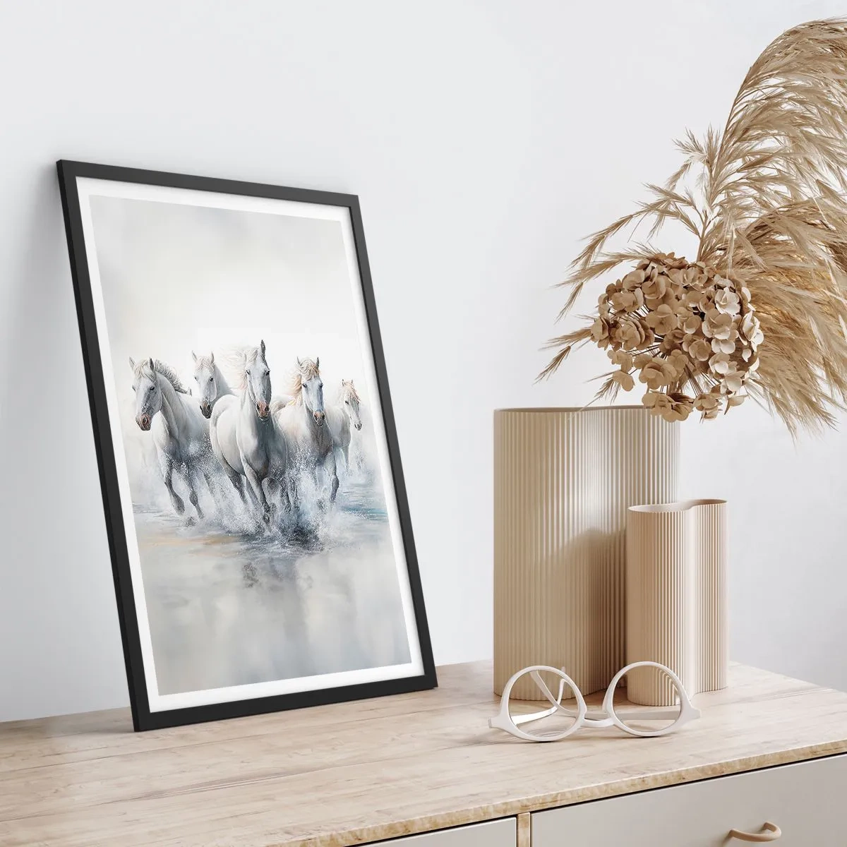 Affiche dans un cadre noir - Poster - Chevaux blancs galopant dans l'eau dans un décor dynamique - 50x70cm - Magie blanche - Décoration murale moderne pour le salon et la chambre ARTTOR