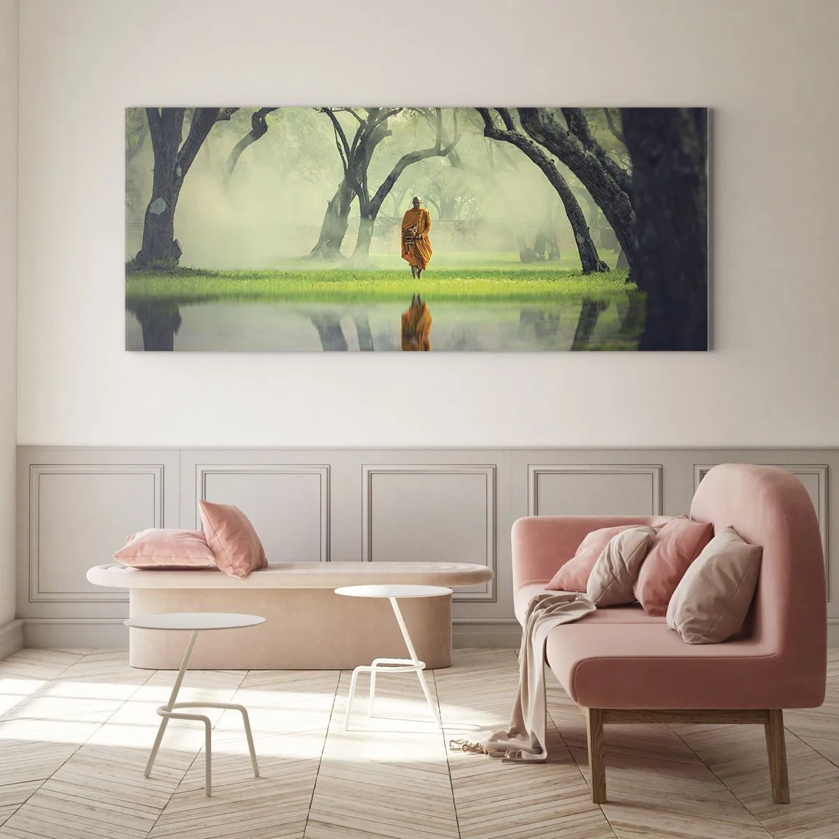 Impression sur verre - Image sur verre - Un moine en robe orange dans une forêt avec un fond brumeux et un reflet dans l'eau. - 160x50cm - En route vers l'illumination - Décoration murale moderne pour le salon et la chambre ARTTOR