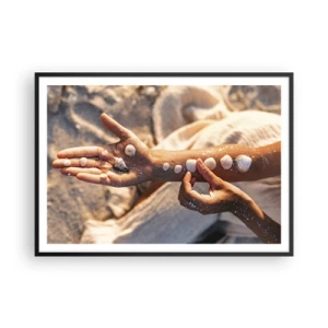 Affiche dans un cadre noir - Poster - Mains avec des coquillages disposés sur le fond de sable - 100x70cm - La beauté à portée de main - Décoration murale moderne pour le salon et la chambre ARTTOR