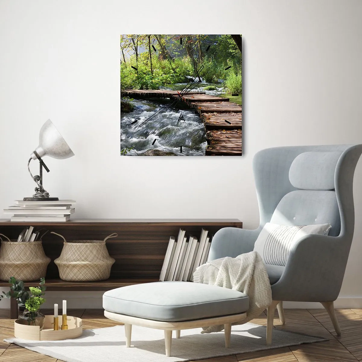 Horloge murale - Pendule murale - Un pont en bois sur un ruisseau tumultueux entouré par la verdure de la forêt. - 30x30cm - Au-dessus de la cascade mousseuse - Décoration murale moderne pour le salon et la chambre ARTTOR