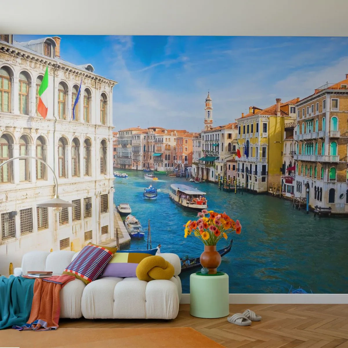 Papier Peint Photo Premium Sand - Un canal avec une gondole et des maisons historiques par une journée ensoleillée - 100x70cm - Trafic de rue unique au monde - Décoration murale moderne pour le salon et la chambre ARTTOR